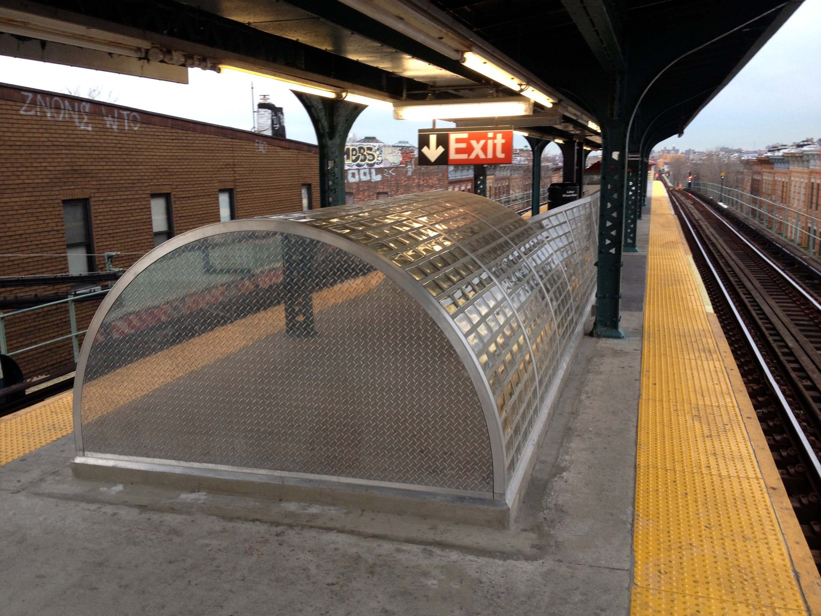 Motarless Glass Block Grid Walls